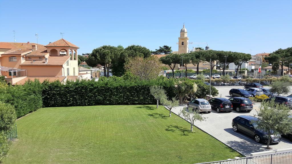 Riviera Palace Residence Loano Bagian luar foto