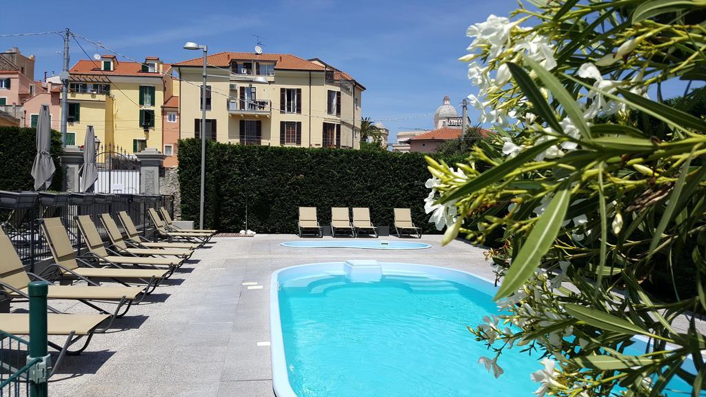 Riviera Palace Residence Loano Bagian luar foto